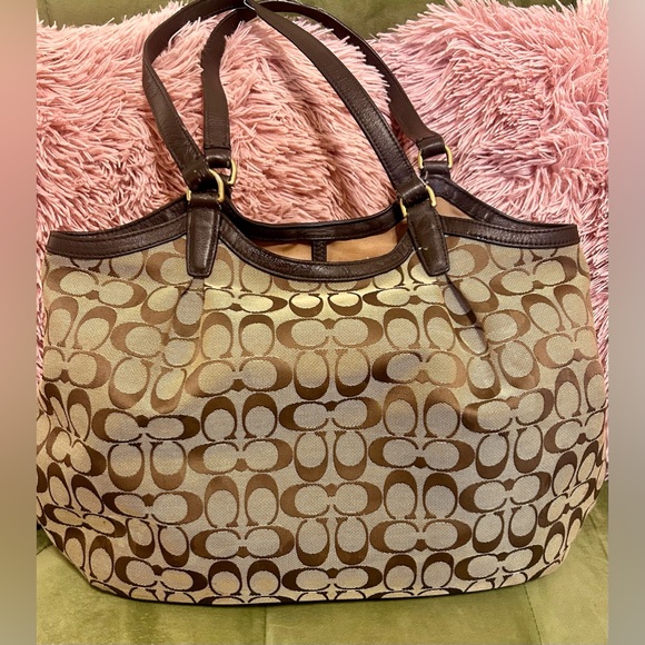 COACH: Monogram Purse - GUC - Picture 3 of 14